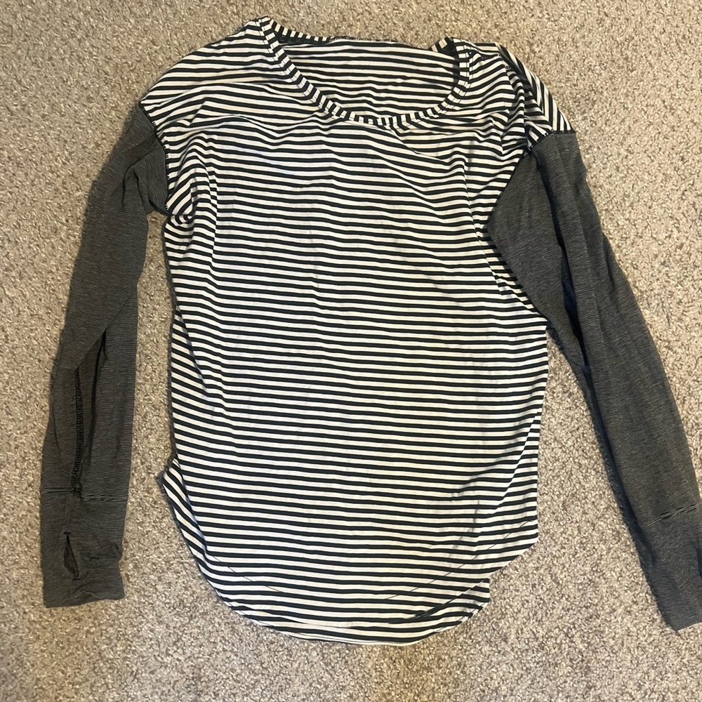Lululemon long sleeve with thumb holes size 4